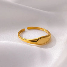 Load image into Gallery viewer, Mini Luxe Signet Ring